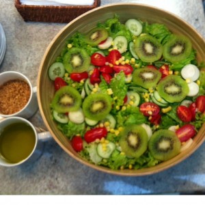 Salada funcional com mix de folhas e kiwi