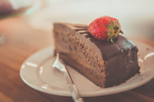 Bolo de chocolate e pistache