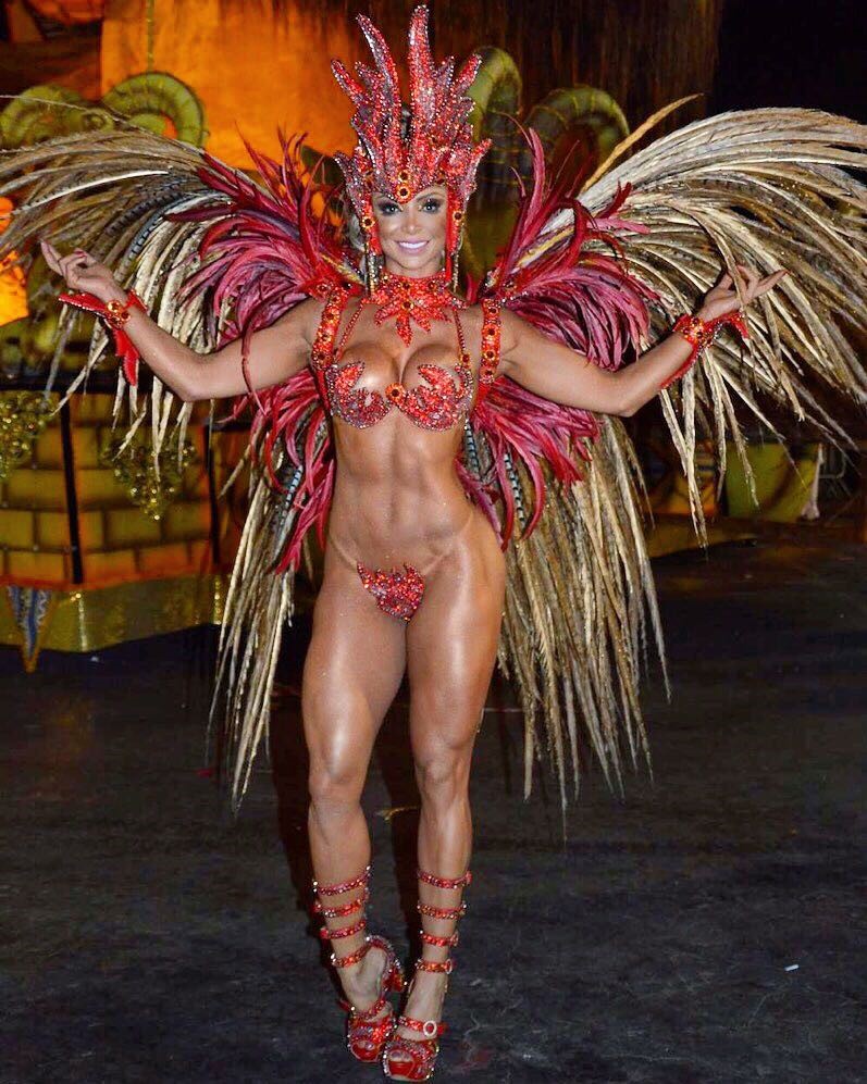 Priscila Santtana exibe corpo malhado no carnaval 